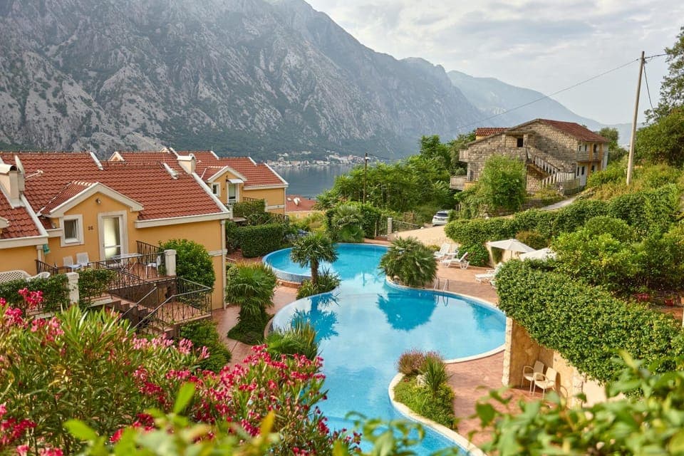 Property building, Natural landscape, Garden, Garden view, Mountain view, Pool view, Swimming pool, Swimming pool