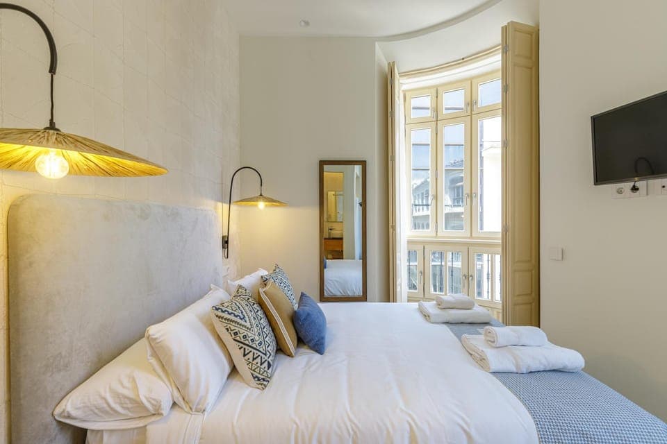 Bed, TV and multimedia, Photo of the whole room, Bedroom