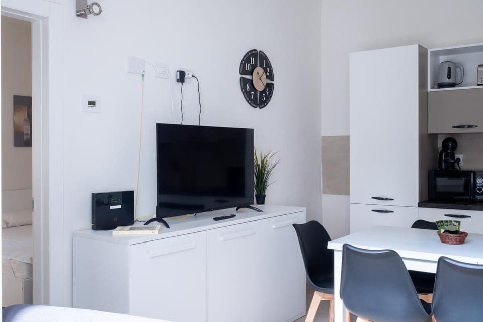 Communal lounge/ TV room, TV and multimedia, Kitchen or kitchenette, Dining area