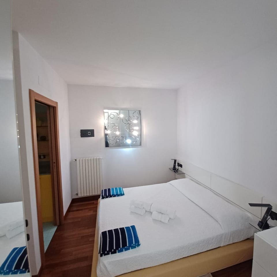 Bed, Photo of the whole room, Bedroom, internet, towels