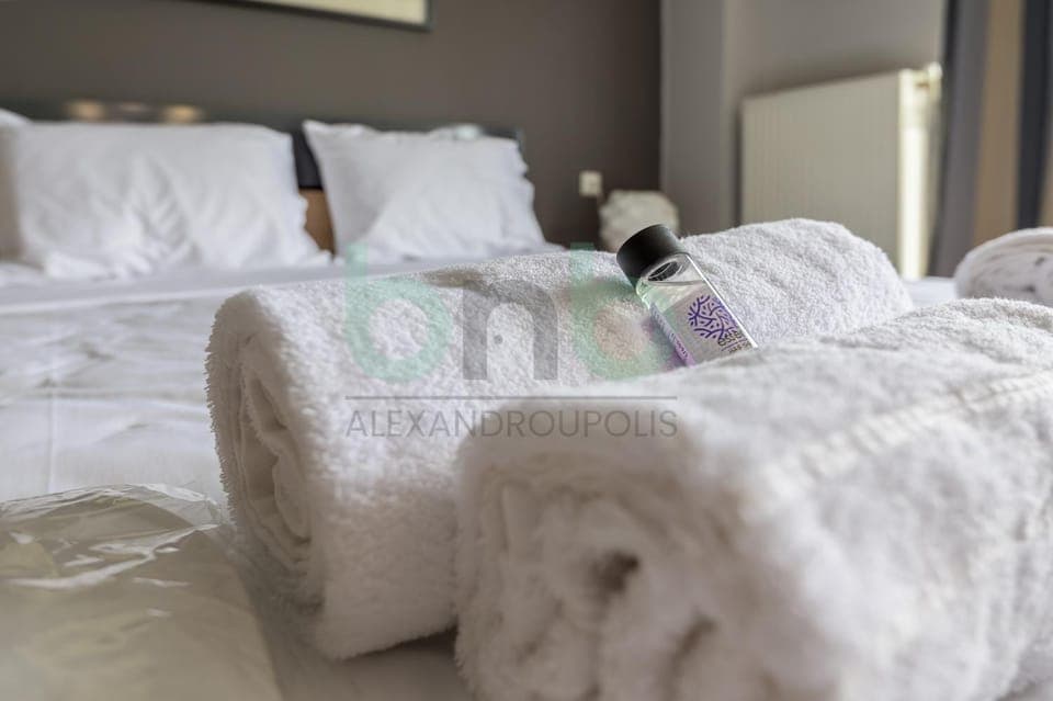 Bed, Bedroom, towels