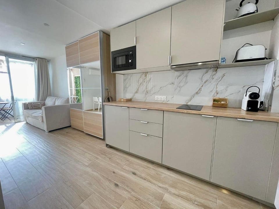 Coffee/tea facilities, Kitchen or kitchenette, dishwasher, microwave, stove, toaster, toaster, wardrobe, washing machine, washing machine