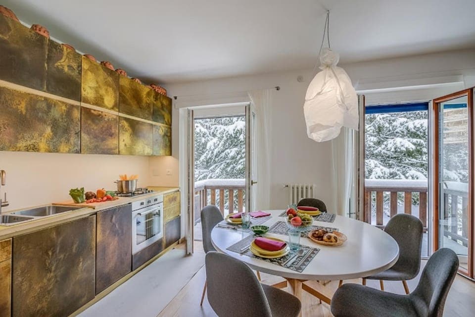 Kitchen or kitchenette, Dining area