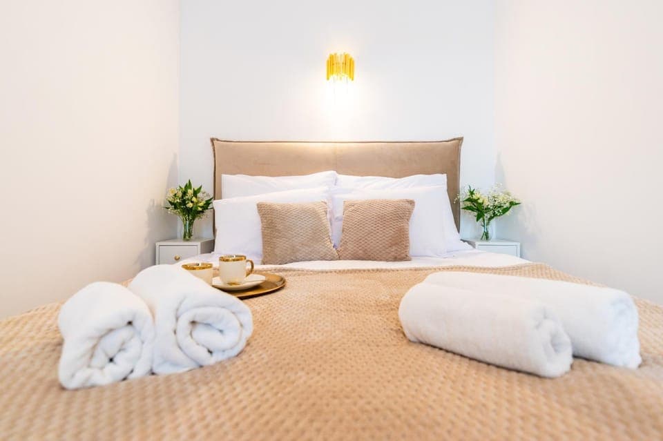 Bed, Photo of the whole room, Bedroom, towels