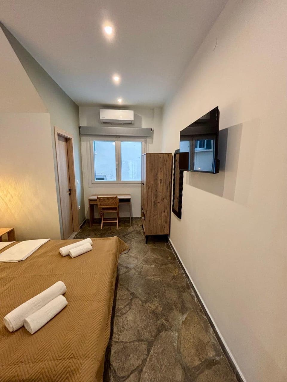 Bed, TV and multimedia, Bedroom, air conditioner