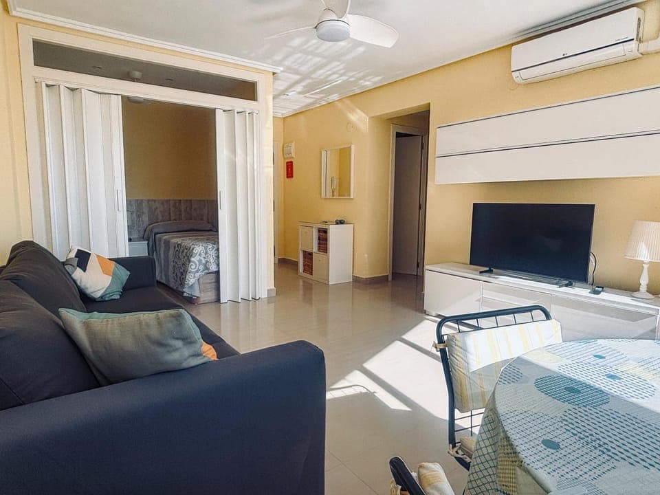 Communal lounge/ TV room, TV and multimedia, Living room, air conditioner