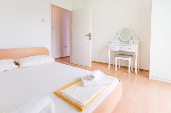 Bed, Bedroom, towels