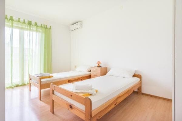 Bed, Bedroom, towels, air conditioner