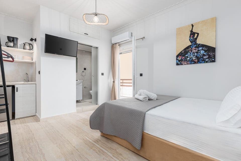 Bed, TV and multimedia, towels, air conditioner