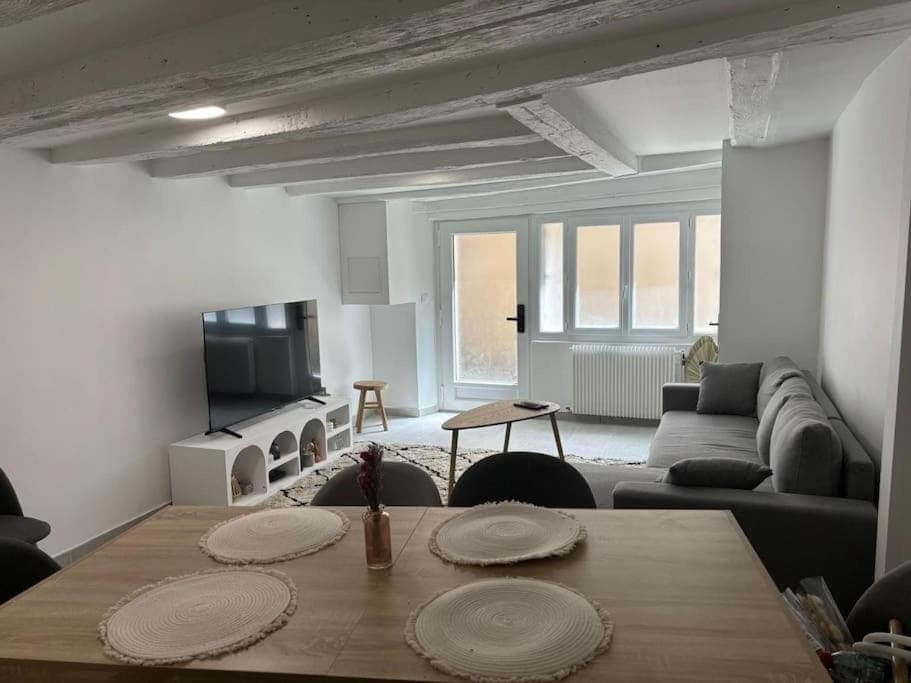 TV and multimedia, Living room, Seating area, Dining area, Evening entertainment