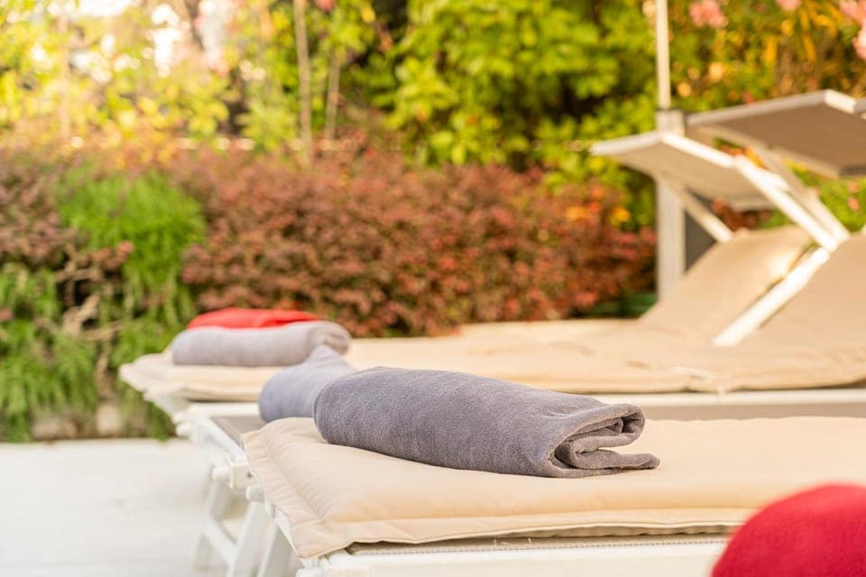 Garden, sunbed, towels
