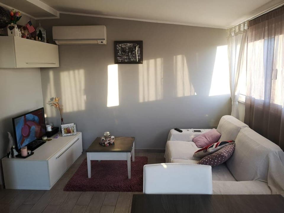 TV and multimedia, Living room, Seating area, Evening entertainment, air conditioner