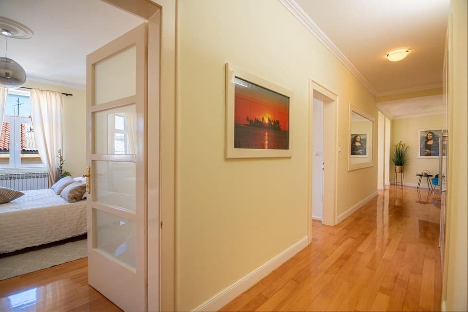 Bed, Photo of the whole room, Seating area, Bedroom, air conditioner