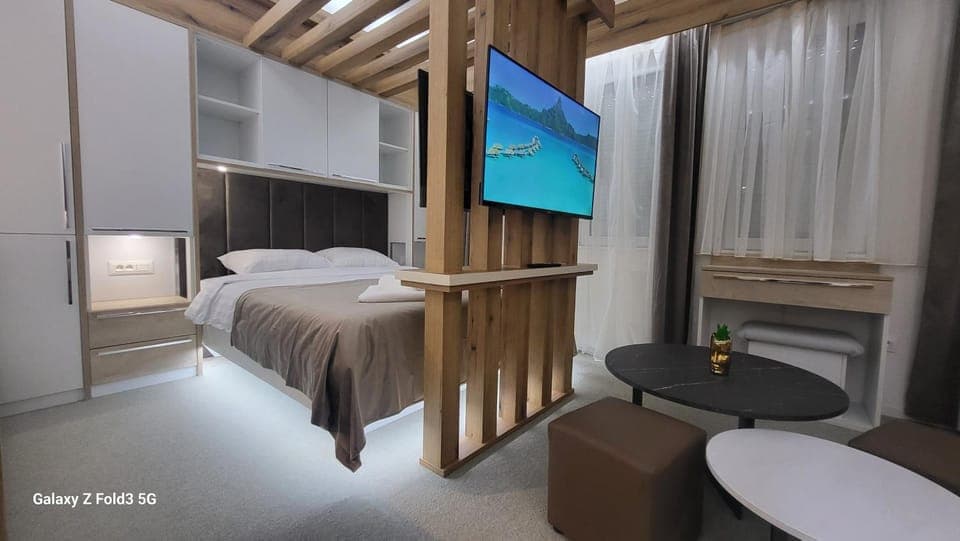 Bed, TV and multimedia, Photo of the whole room, Bedroom