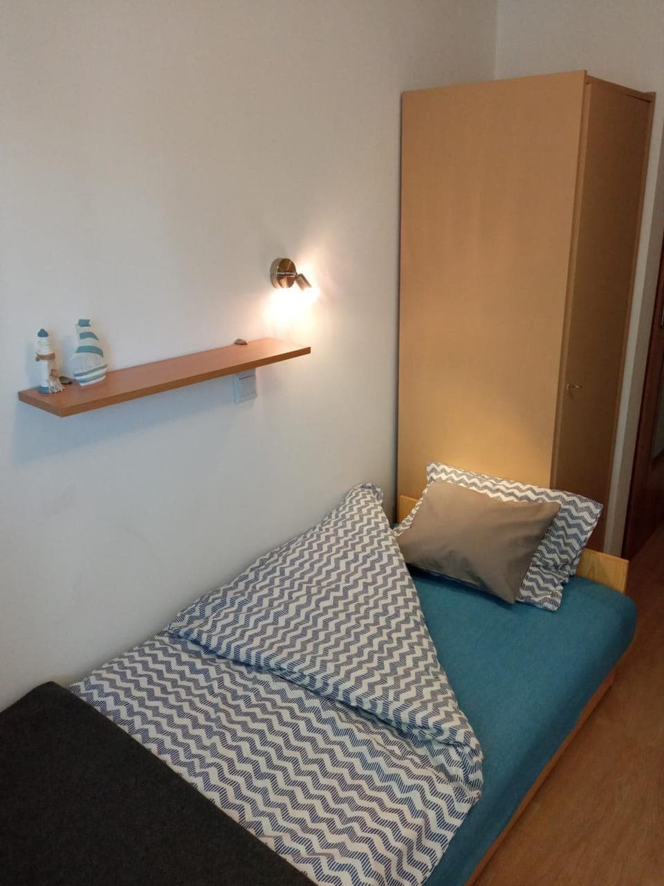 Photo of the whole room, Bedroom, wardrobe