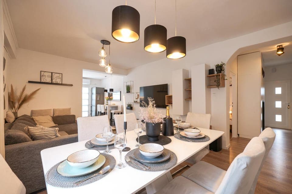 Seating area, Dining area