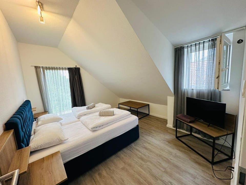 Bed, TV and multimedia, Photo of the whole room, Bedroom