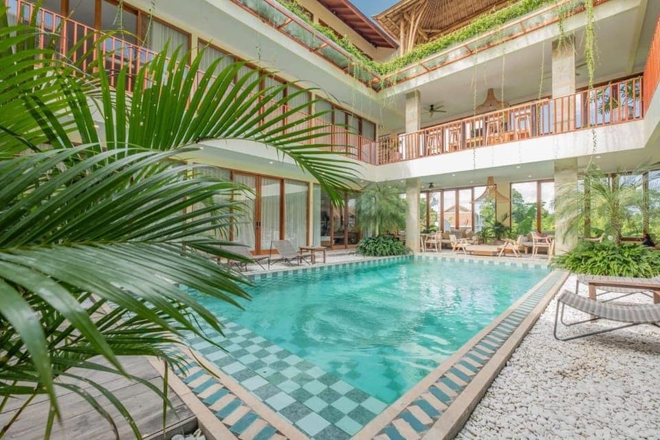 Property building, Swimming pool, sunbed