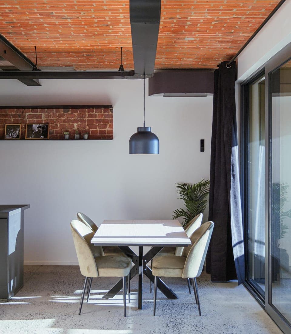 Patio, Dining area, air conditioner