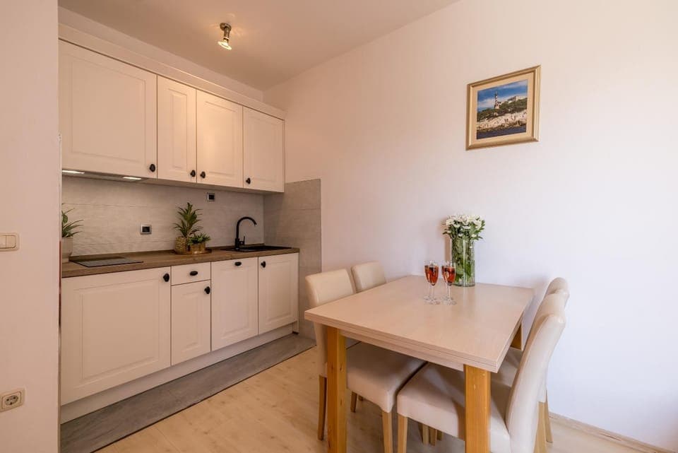 Coffee/tea facilities, Kitchen or kitchenette, Dining area