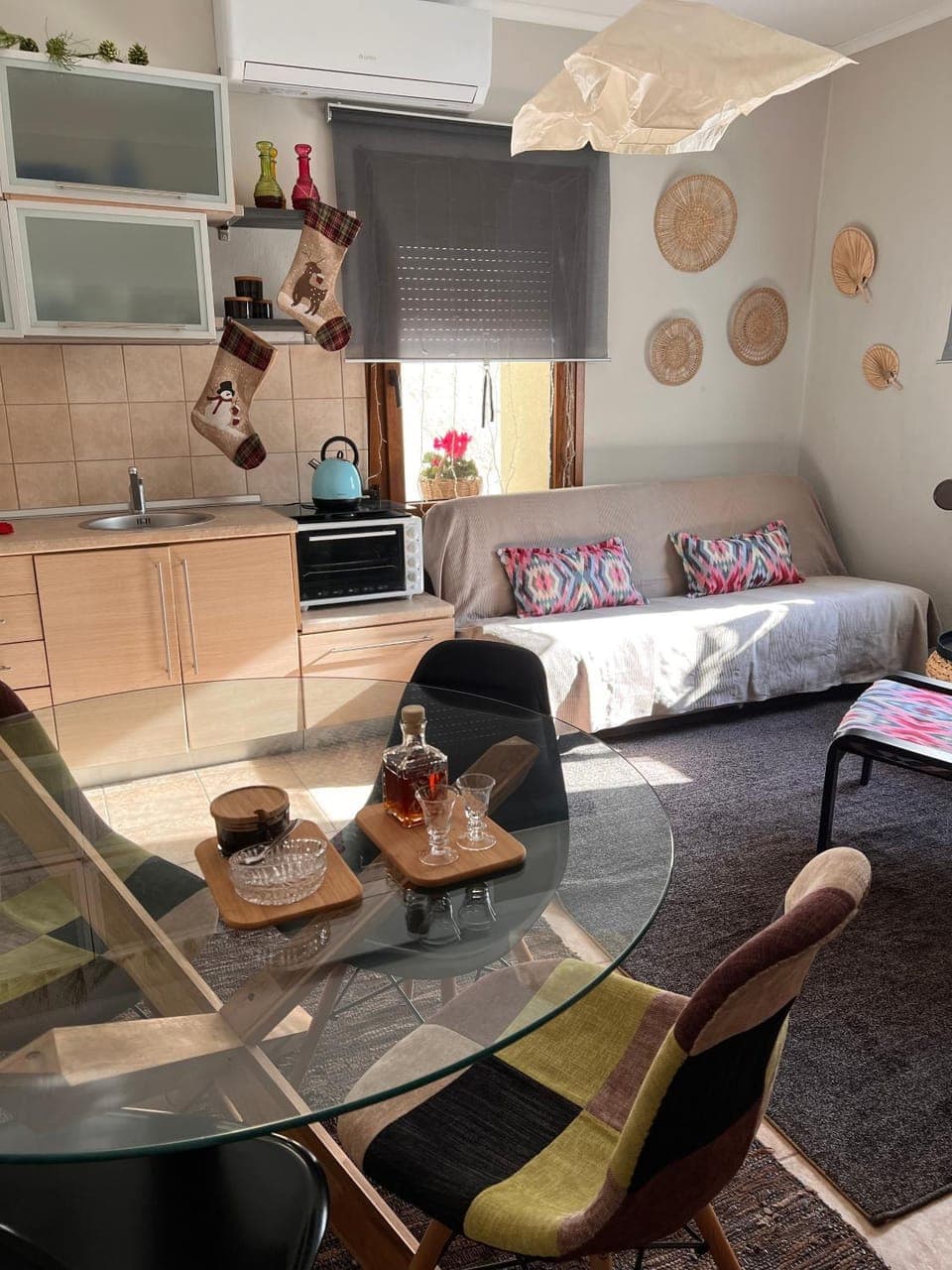 Restaurant/places to eat, TV and multimedia, Coffee/tea facilities, Living room, oven, kitchen, air conditioner