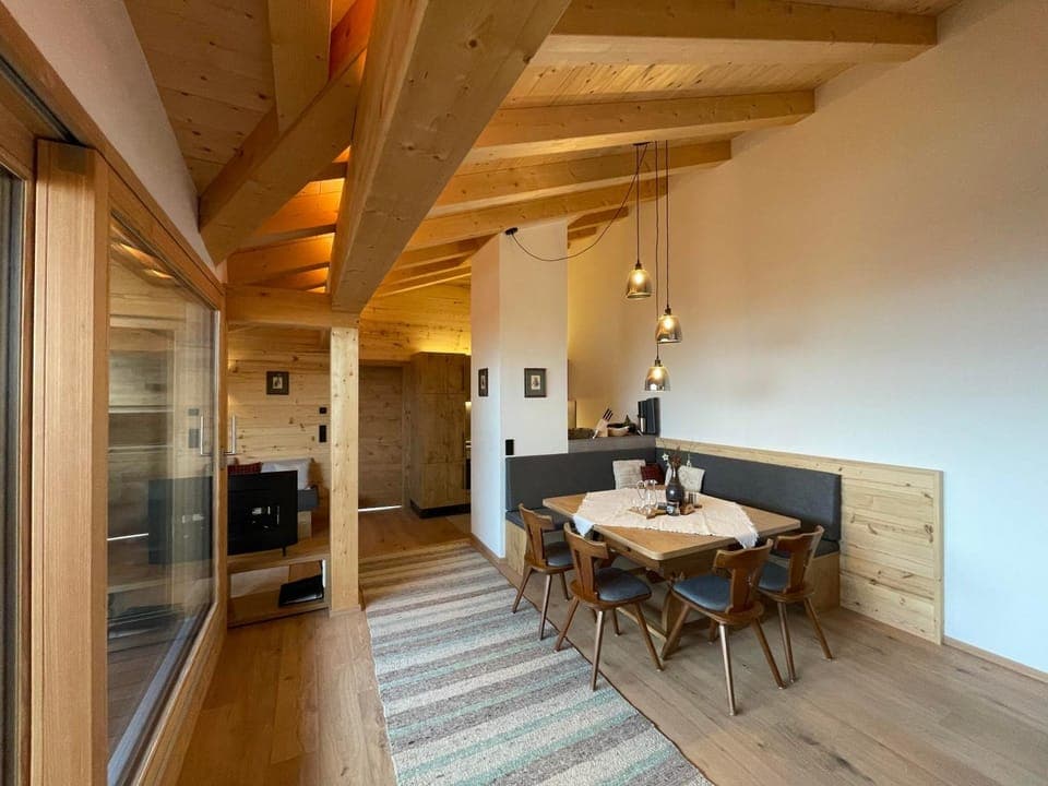 Seating area, Dining area