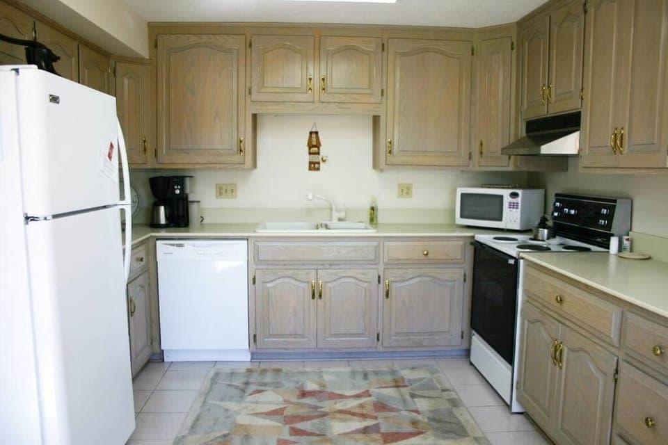Coffee/tea facilities, dishwasher, oven, stove, toaster, kitchen