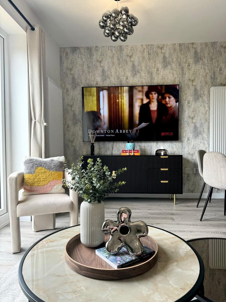 Activities, TV and multimedia, Living room, Seating area, Family