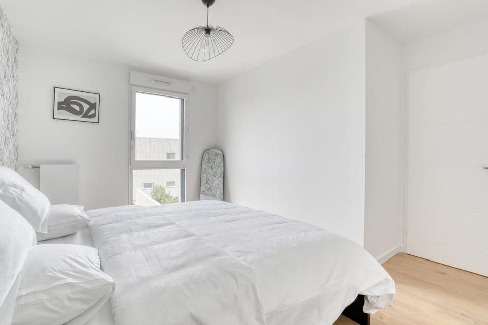 Bed, Photo of the whole room, towels