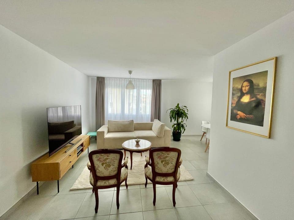 Communal lounge/ TV room, TV and multimedia, Living room, Seating area, Dining area, Evening entertainment