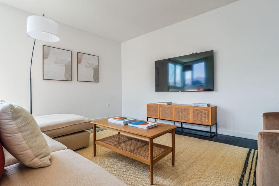 Luxurious 2Bed 2Bath Apartment at Formosa Apartment in Beverly Hills