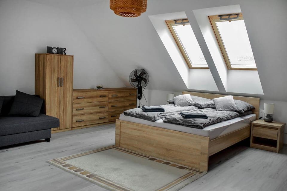 Bed, Bedroom, towels