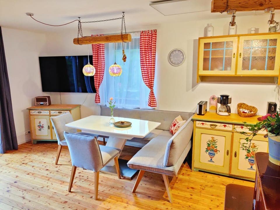 TV and multimedia, Coffee/tea facilities, Kitchen or kitchenette, Dining area