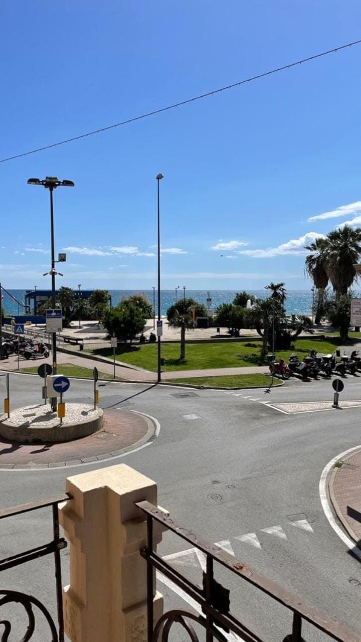 Neighbourhood, Street view