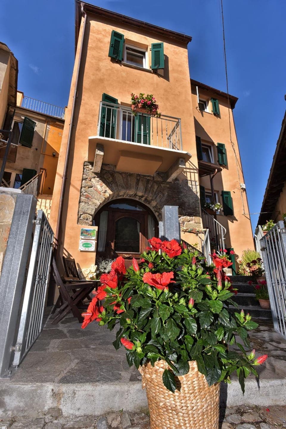 Property building, Day, Balcony/Terrace