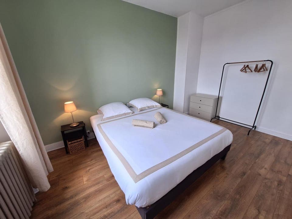 Bed, Photo of the whole room, Bedroom, storage, towels