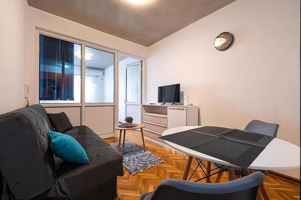 TV and multimedia, Living room, Seating area, Dining area, Evening entertainment