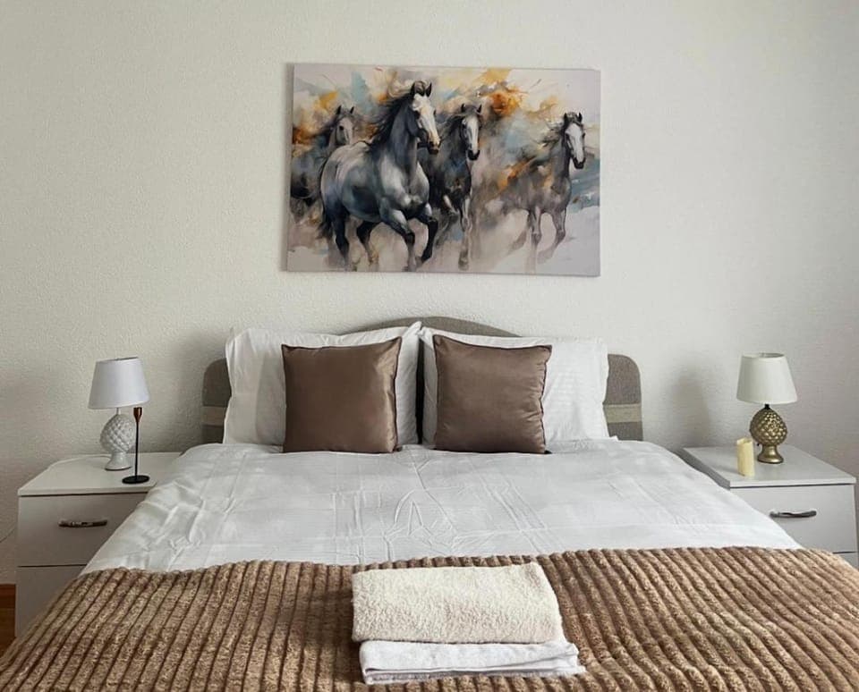 Bed, Photo of the whole room, Bedroom