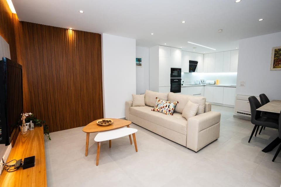 TV and multimedia, Kitchen or kitchenette, Living room, Seating area, Dining area