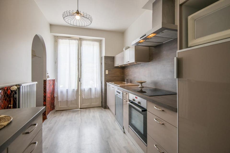 Kitchen or kitchenette, oven, stove