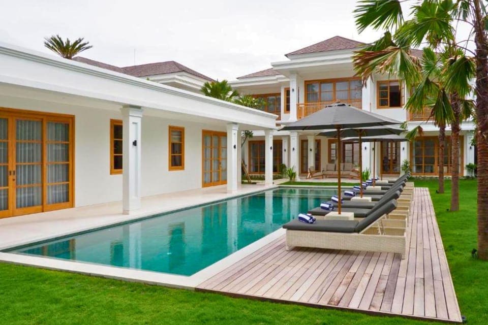 Swimming pool, sunbed