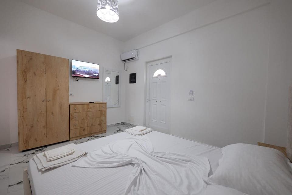 Bed, TV and multimedia, Bedroom, towels, wardrobe, air conditioner