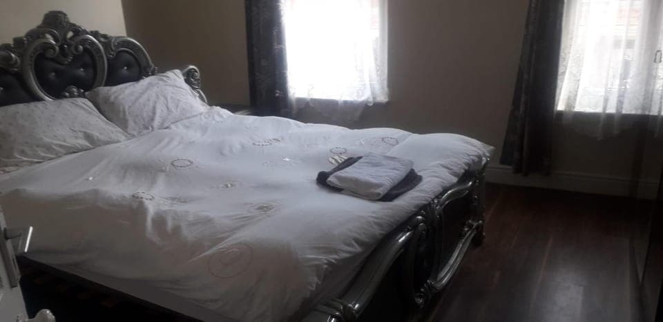 Bed, Photo of the whole room, Bedroom, towels