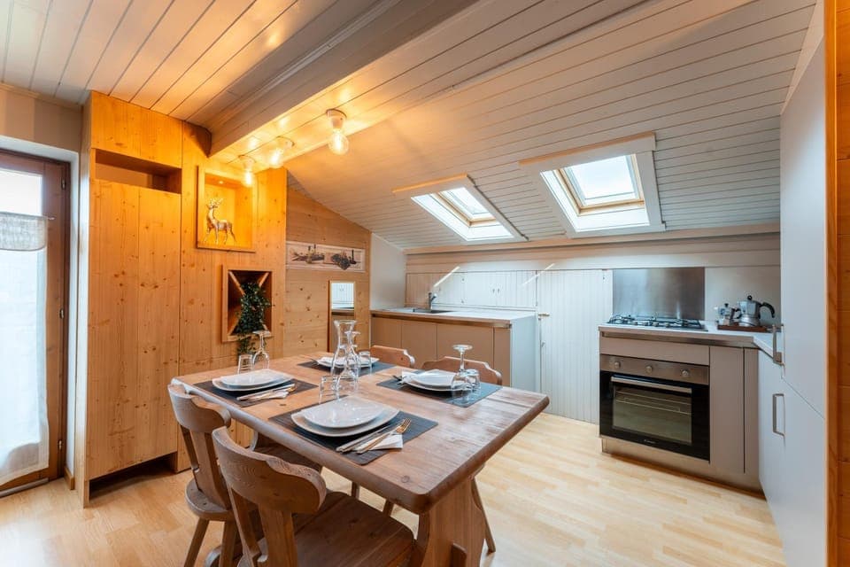 Day, Living room, Seating area, Dining area, Time of day, oven