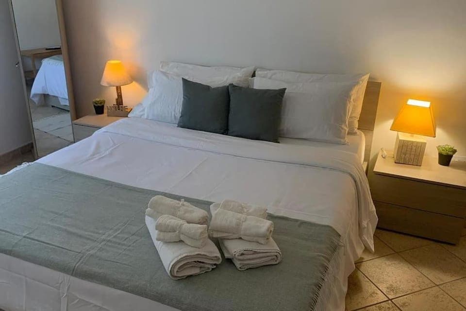 Bed, Bedroom, towels