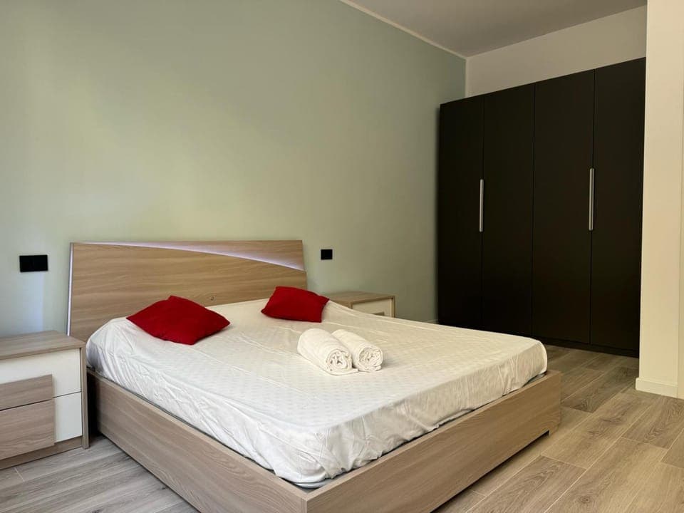 Bed, Bedroom, towels