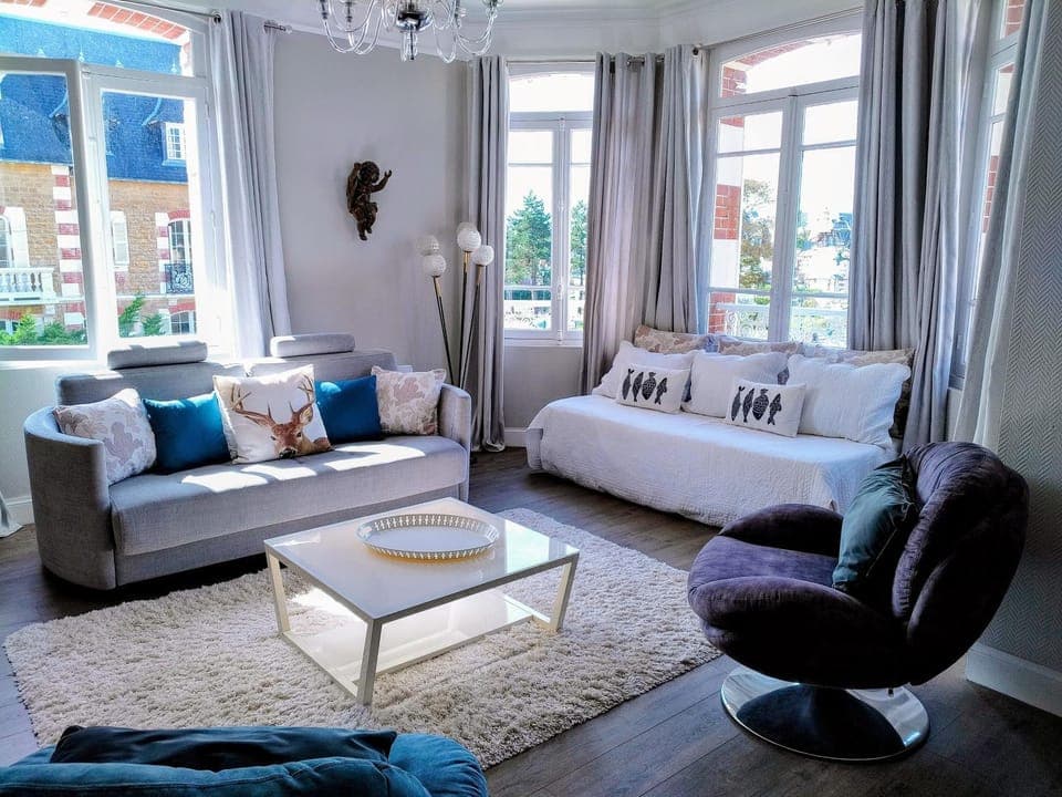 Living room, Seating area