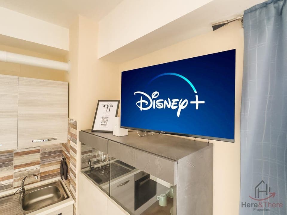 Communal lounge/ TV room, TV and multimedia, Kitchen or kitchenette, Evening entertainment, Text overlay