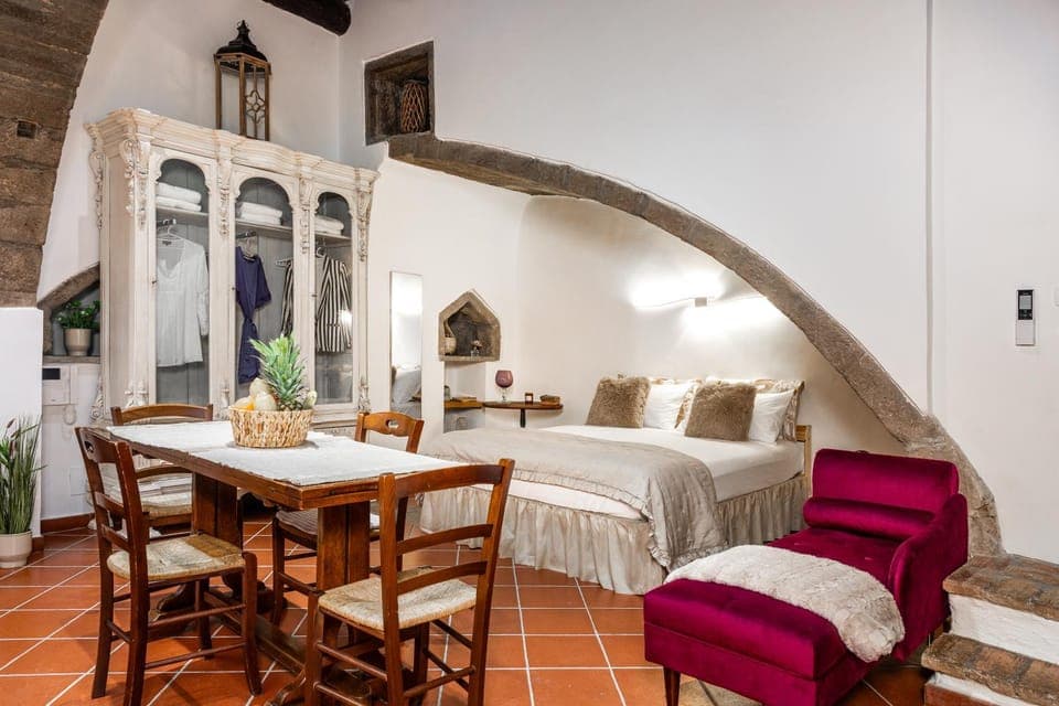 Photo of the whole room, Dining area