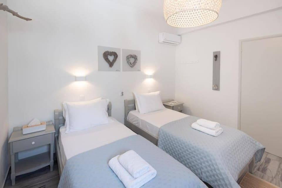 Bed, Photo of the whole room, Bedroom, towels, air conditioner